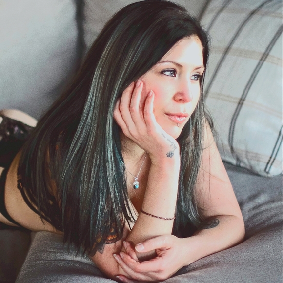 Meet your Posher, Kat 🙃 - Picture 1 of 12